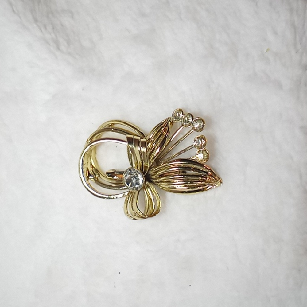 Vintage gold toned brooch with rhinestones